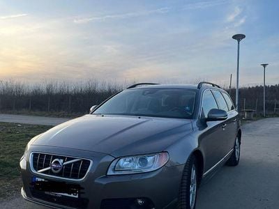 Gebraucht Volvo V70 Summum 114 PS (83 kW) 2012 Beige Kombi