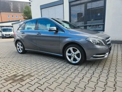 Gebraucht Mercedes B180 122 PS (89 kW) 2011 Grau Kleinwagen