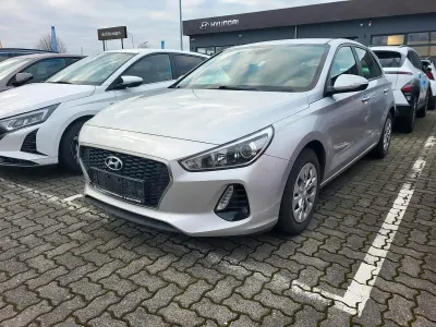 Gebraucht Hyundai i30 99 PS (72 kW) 2017 Silber Limousine
