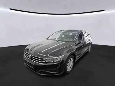 Gebraucht VW Passat Basis 122 PS (89 kW) 2023 Schwarz Kombi