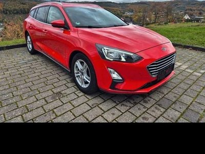 Gebraucht Ford Focus Titanium 120 PS (88 kW) 2019 Rot Limousine