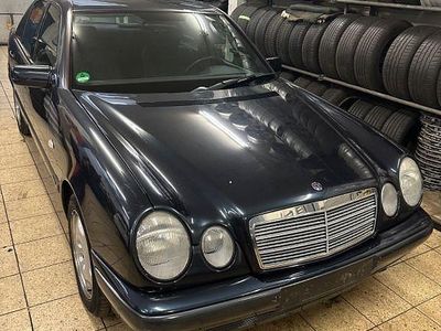 Gebraucht Mercedes E230 150 PS (110 kW) 1995 Schwarz Limousine