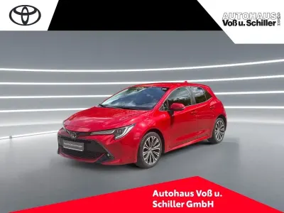 Używany Toyota Corolla Club 116 KM (85 kW) 2019 Czerwony Sedan/Limuzyna