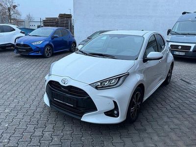 Neu Toyota Yaris Hybrid Comfort 116 PS (85 kW) 2025 Weiß Limousine