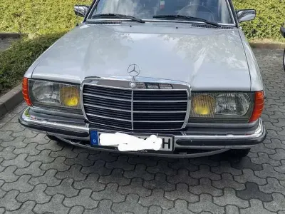 Gebraucht Mercedes 230 136 PS (100 kW) 1981 Silber Coupé