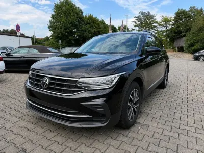 Gebraucht VW Tiguan Life 122 PS (89 kW) 2023 Schwarz SUV