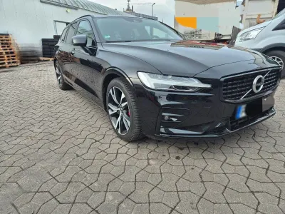 Gebraucht Volvo V60 R-Design 150 PS (110 kW) 2020 Schwarz Kombi