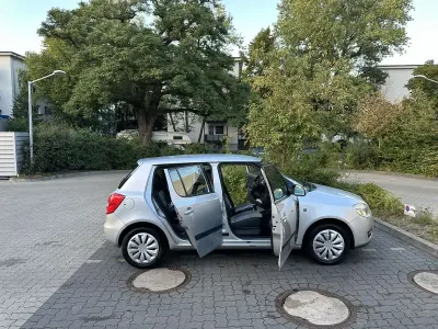 Gebraucht Skoda Fabia Ambiente 86 PS (63 kW) 2009 Silber Limousine