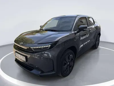 Neu Toyota Urban Cruiser Lounge 127 kW (174 PS) 2026 Graphite grey SUV