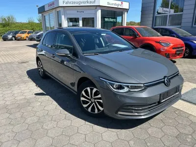 Gebraucht VW Golf VIII Active 150 PS (110 kW) 2022 Delfingrau (metallic) Limousine