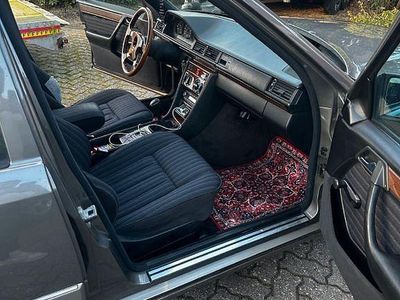 Gebraucht Mercedes E230 136 PS (100 kW) 1989 Grau Limousine