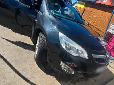 Gebraucht Opel Astra 140 PS (102 kW) 2011 Schwarz Kombi