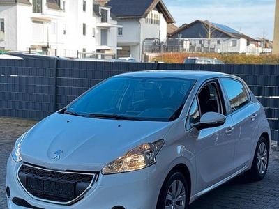 Weiß Gebraucht 2014 Peugeot 208 Kleinwagen | 6.490 € (Fairer Preis)