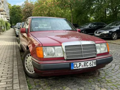 Gebraucht Mercedes 300 113 PS (83 kW) 1990 Rot Limousine