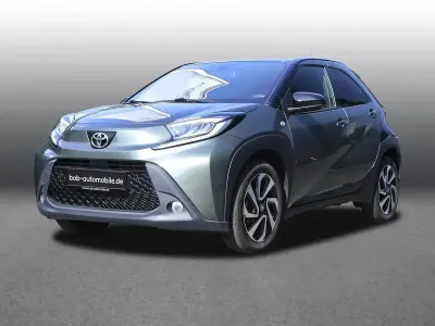 Gebraucht Toyota Aygo X Comfort 72 PS (52 kW) 2023 Cardamon green (6w4)/ black mi SUV