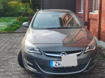 Gebraucht Opel Astra 140 PS (102 kW) 2012 Schwarz Limousine