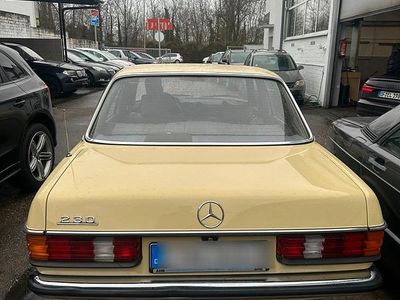 Gebraucht Mercedes 230 109 PS (80 kW) 1977 Gelb Limousine