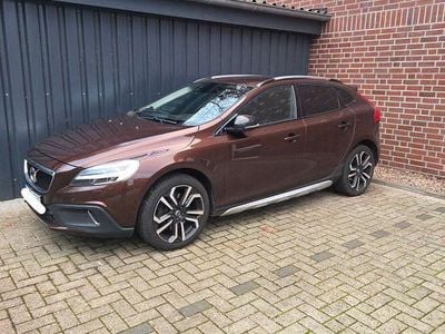 Braun Gebraucht 2016 Volvo V40 CC Summum Kombi | 12.999 € (Fairer Preis)