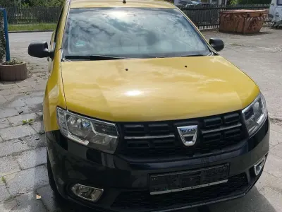 Używany Dacia Sandero Essentiel 73 KM (53 kW) 2017 Żółty Sedan/Limuzyna