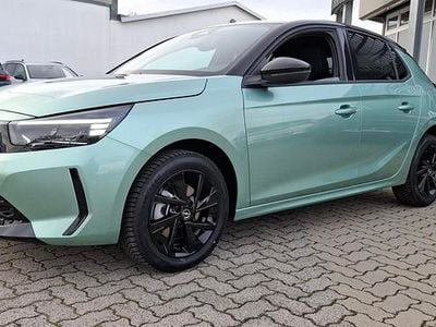 Neu Opel Corsa 101 PS (74 kW) 2025 Eukalyptus grün Limousine