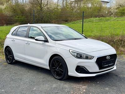 Gebraucht Hyundai i30 Select 99 PS (72 kW) 2018 Weiß Limousine
