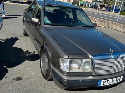 Second-hand Mercedes E230 133 CP (97 kW) 1992 Berlinǎ