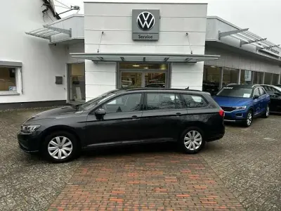Gebraucht VW Passat Basis 122 PS (89 kW) 2022 Grau Kombi