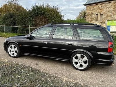 Begagnad Opel Vectra Sport 170 HK (125 kW) 2001 Svart Kombi
