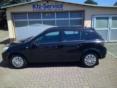 Gebraucht Opel Astra Edition 116 PS (85 kW) 2009 Saphirschwarz mi2 Kleinwagen