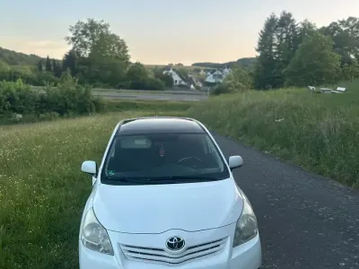 Gebraucht Toyota Verso 126 PS (92 kW) 2011 Weiß Van / Kleinbus