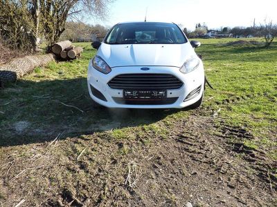 Weiß Gebraucht 2013 Ford Fiesta Ambiente Kleinwagen | 5.100 € (Fairer Preis)