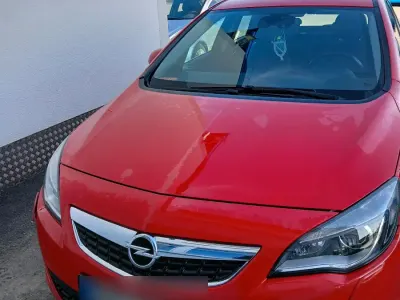 Gebraucht Opel Astra 140 PS (102 kW) 2010 Rot Kleinwagen