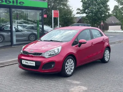 Używany Kia Rio 109 KM (80 kW) 2012 Czerwony Sedan/Limuzyna