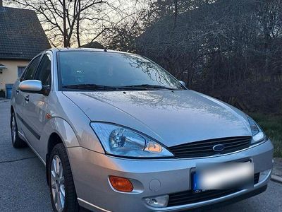 Gebraucht Ford Focus 115 PS (84 kW) 2000 Silber Limousine
