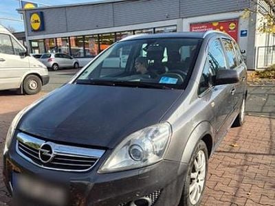 Grau Gebraucht 2011 Opel Zafira Van / Kleinbus | 4.800 € (Fairer Preis)