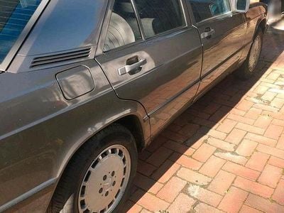 Usata Mercedes 190 122 CV (89 kW) 1983 Marrone Berlina