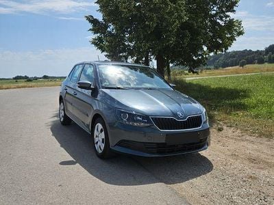 Grau Gebraucht 2015 Skoda Fabia Comfort Limousine | 10.500 € (Fairer Preis)