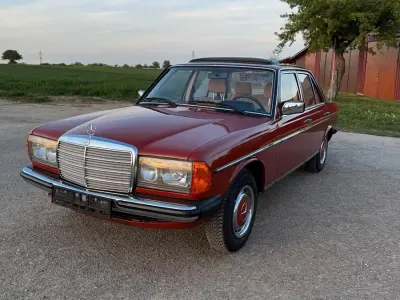 Używany Mercedes E230 136 KM (100 kW) 1983 Czerwony Sedan/Limuzyna
