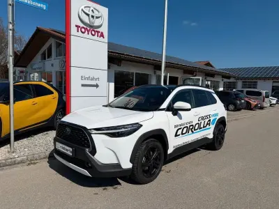 Gebraucht Toyota Corolla Cross Team 197 PS (144 kW) 2022 Weiß SUV