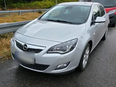 Gebraucht Opel Astra 140 PS (102 kW) 2014 Silber Limousine
