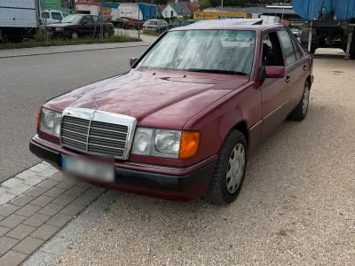 Gebraucht Mercedes E220 150 PS (110 kW) 1992 Rot Limousine