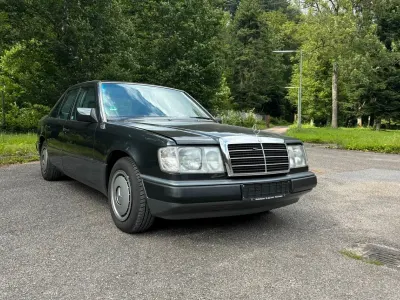 Gebraucht Mercedes E230 130 PS (95 kW) 1987 Schwarz Limousine