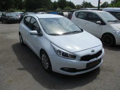 Gebraucht Kia Ceed Attract 99 PS (72 kW) 2015 (wd) carraraweiss Kleinwagen