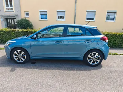 Gebraucht Hyundai i20 Style 75 PS (55 kW) 2015 Blau Kleinwagen
