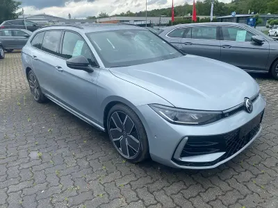 Neu VW Passat Style 150 PS (110 kW) 2026 Oyster silver metallic Kombi