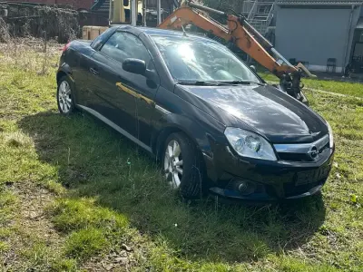Używany Opel Tigra 90 KM (66 kW) 2006 Czarny Kabriolet
