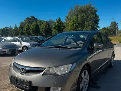 Käytetty Honda Civic Hybrid 116 HP (85 kW) 2006 Kulta Sedan