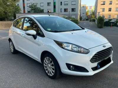 Gebraucht Ford Fiesta 101 PS (74 kW) 2016 Weiß Kleinwagen