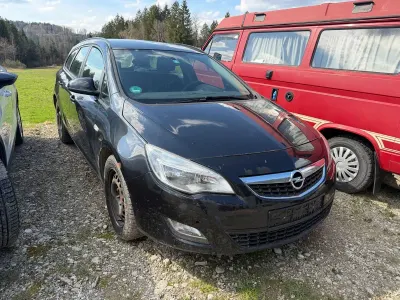 Używany Opel Astra Eco 110 KM (80 kW) 2012 Czarny Kombi
