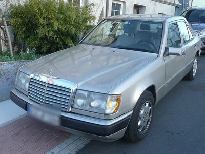 Second-hand Mercedes 200 122 CP (89 kW) 1991 Argintiu Berlinǎ